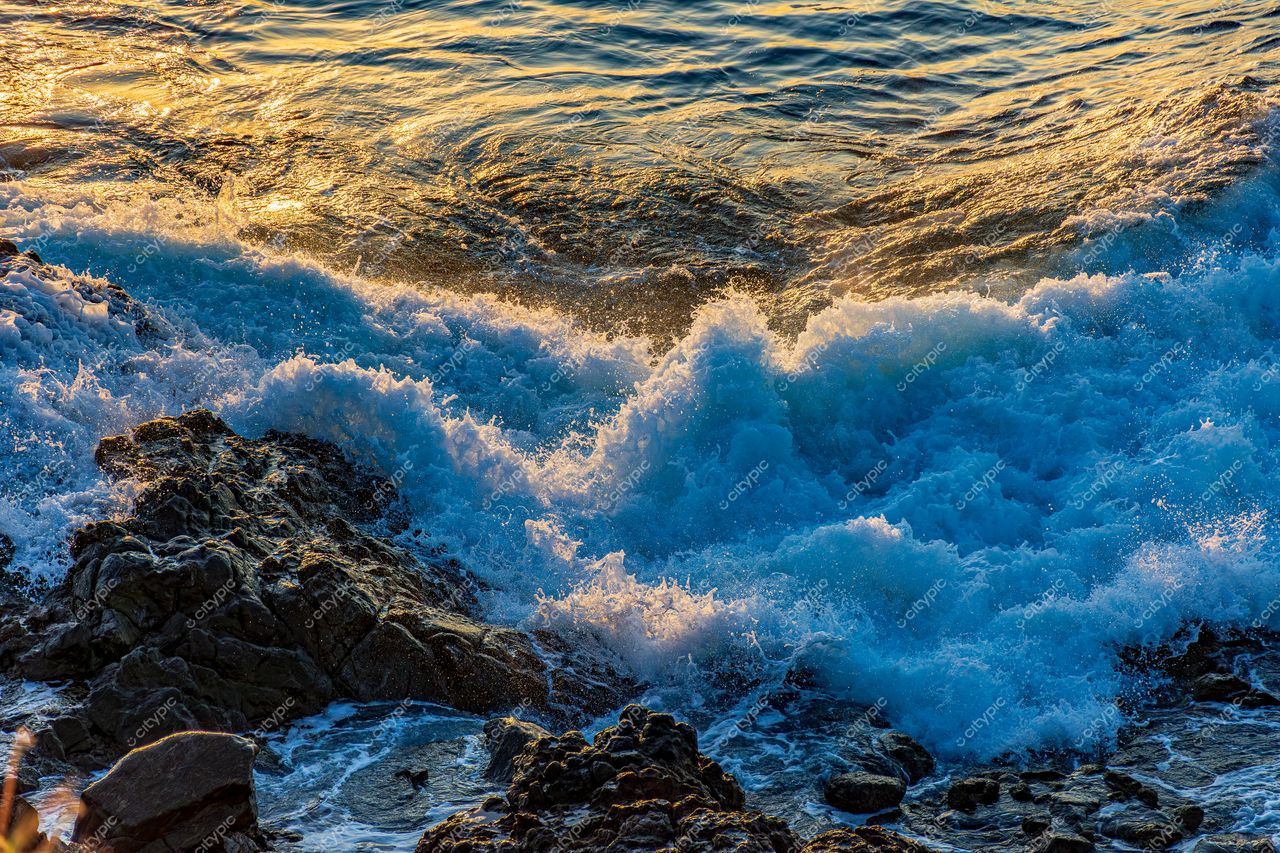 Barra, Salvador, Bahia: O esplendor dourado das ondas ao pôr do sol