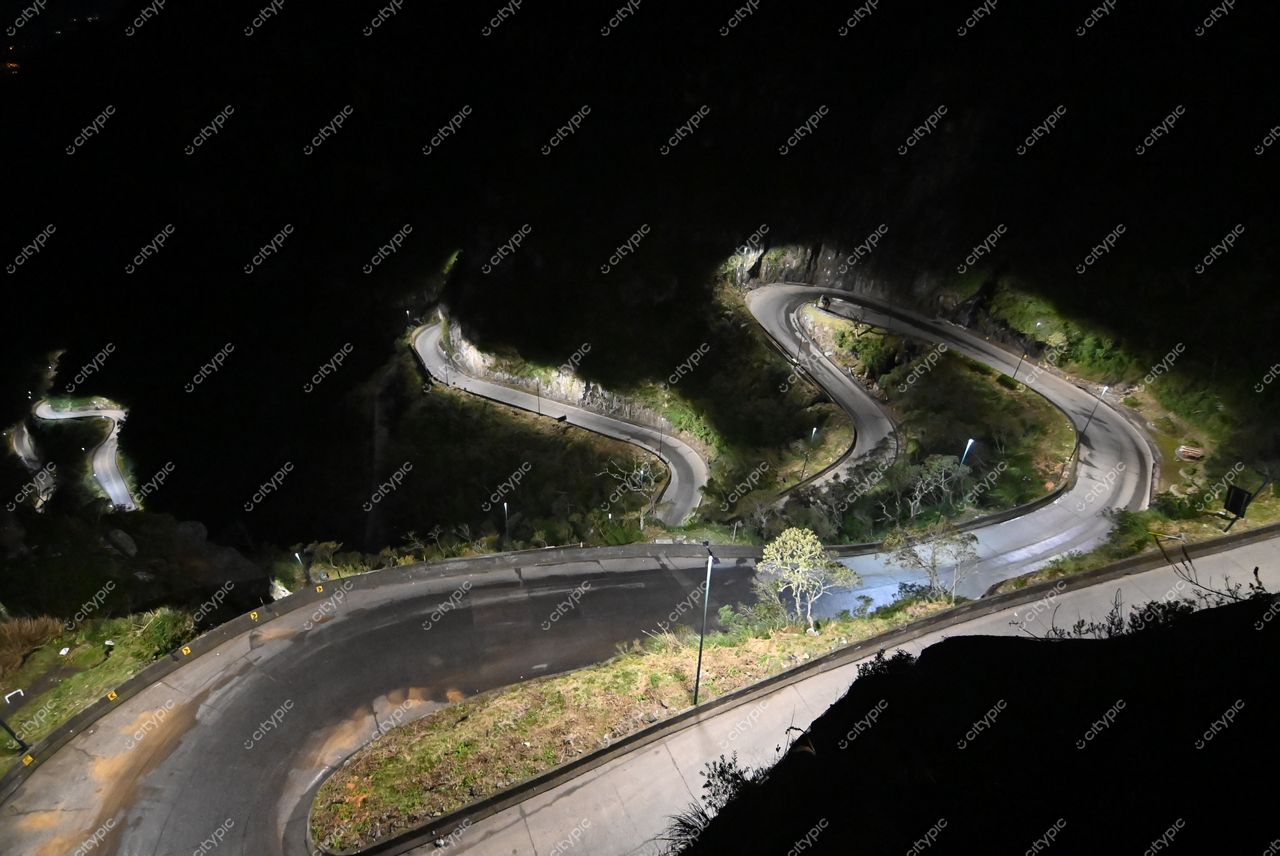 Estrada Sinuosa Iluminada: Km 1, Lauro Müller, Santa Catarina, Brasil