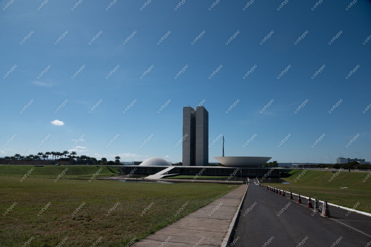 Brasília, Distrito Federal, Brasil: Vista panorâmica do Congresso Nacional com suas icônicas torres gêmeas e cúpulas distintivas