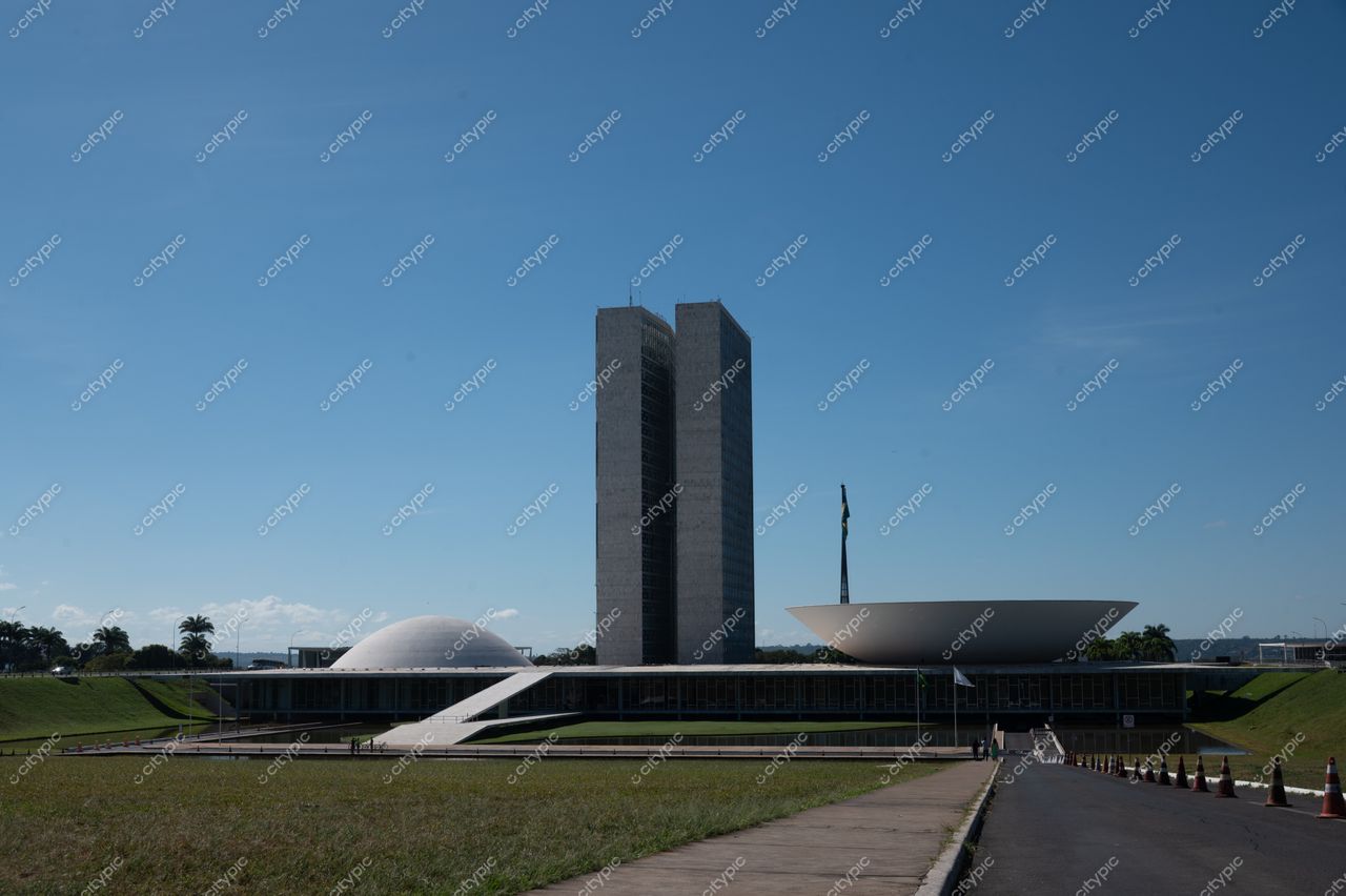 Brasília, Distrito Federal, Brasil: Vista icônica do Congresso Nacional sob o céu azul
