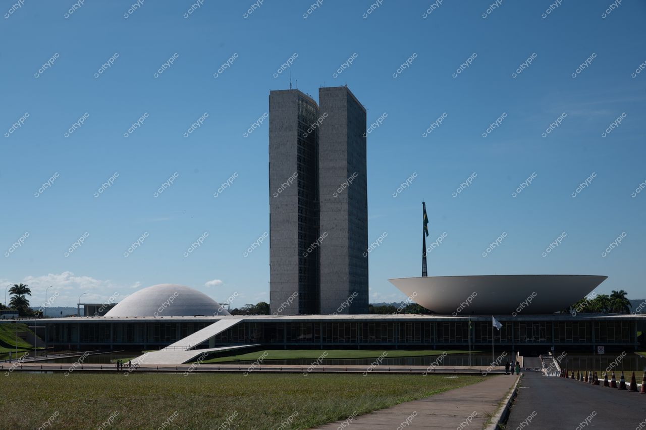 Brasília, Distrito Federal: Congresso Nacional do Brasil em destaque sob o céu azul
