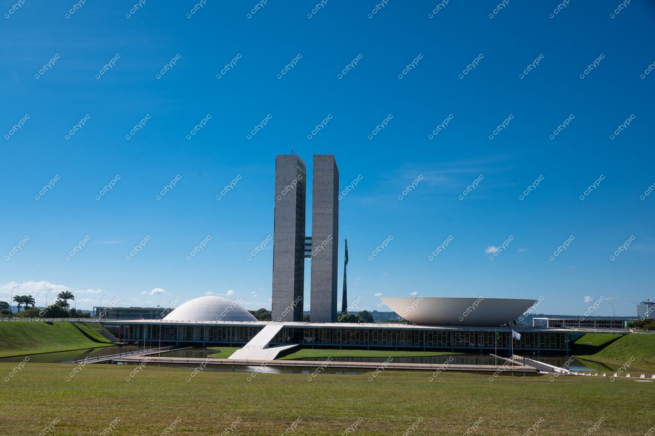 Brasília, Distrito Federal: Congresso Nacional sob o céu azul e vegetação verde