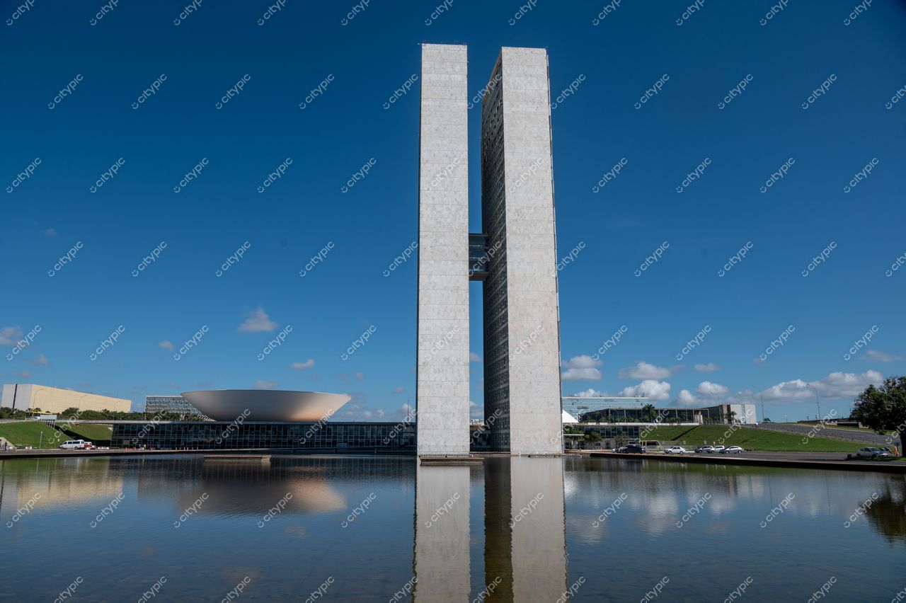 Brasília, Distrito Federal: Congresso Nacional do Brasil em harmonia com o ambiente circundante