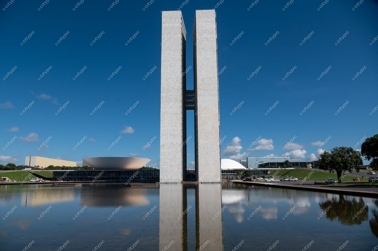 Brasília: O imponente Congresso Nacional do Brasil refletido nas águas tranquilas da capital federal