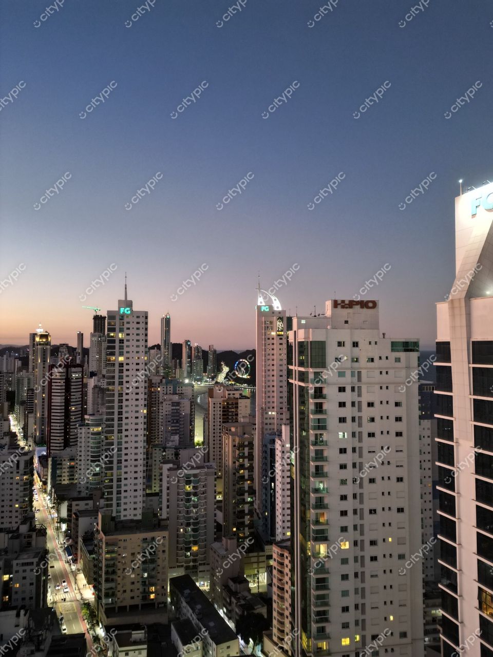 Balneário Camboriú, Santa Catarina, Brasil: Paisagem Urbana Vibrante ao Crepúsculo