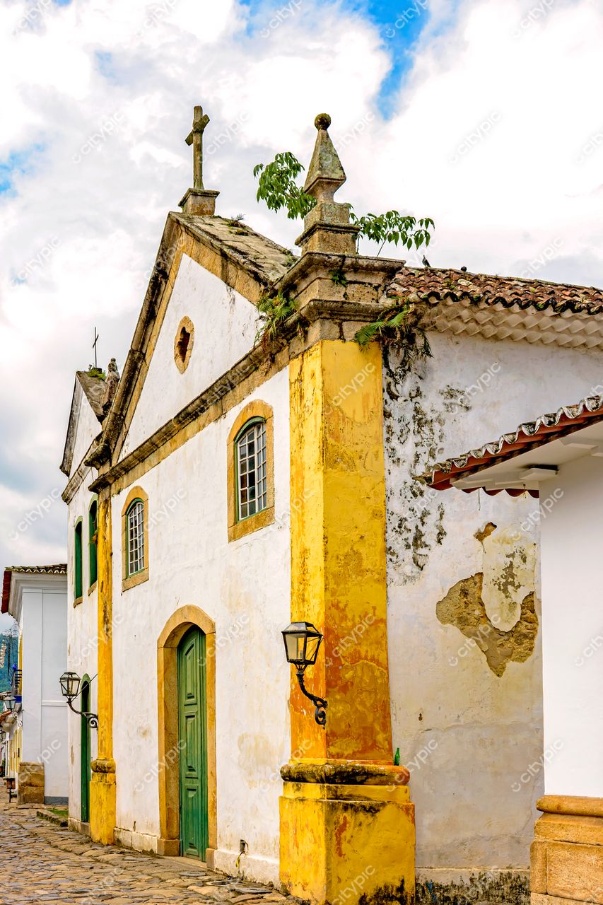 Paraty, Rio de Janeiro: Antigo edifício com detalhes em amarelo e cruzes decorativas no topo