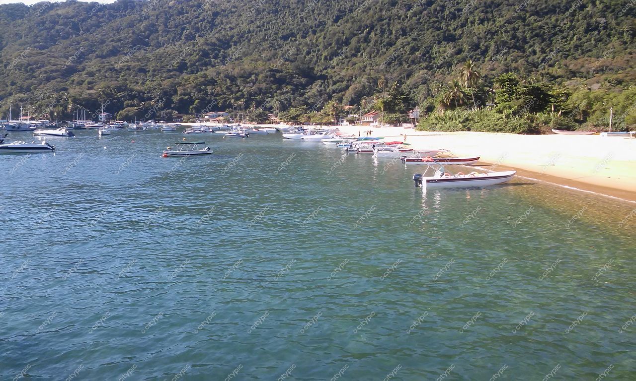 Angra dos Reis, Rio de Janeiro: Baía de águas cristalinas e tranquilas com barcos ancorados e vegetação exuberante ao fundo