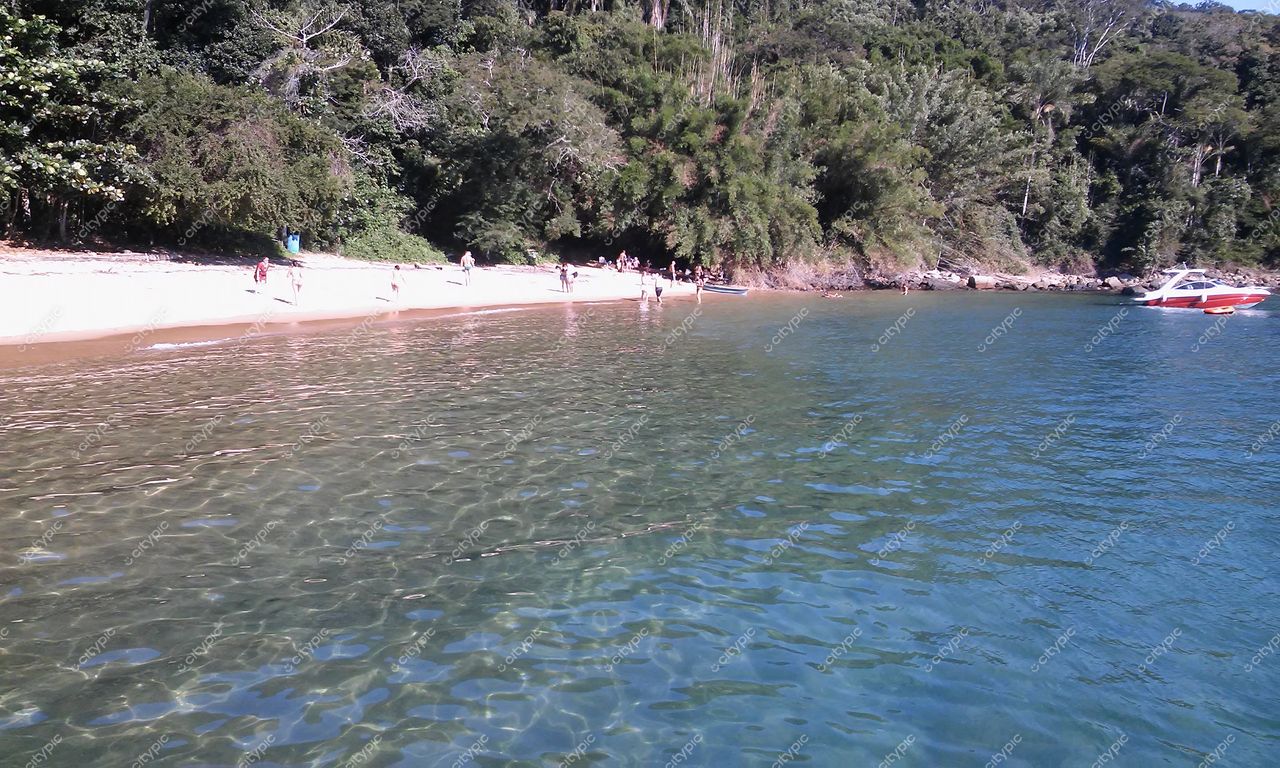 Angra dos Reis, Rio de Janeiro: Praia paradisíaca sob o sol brasileiro