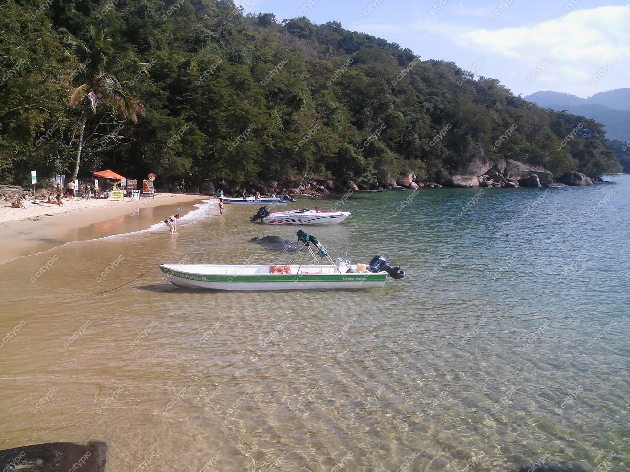 Angra dos Reis, Rio de Janeiro: Cena paradisíaca na praia com quiosque laranja e águas cristalinas