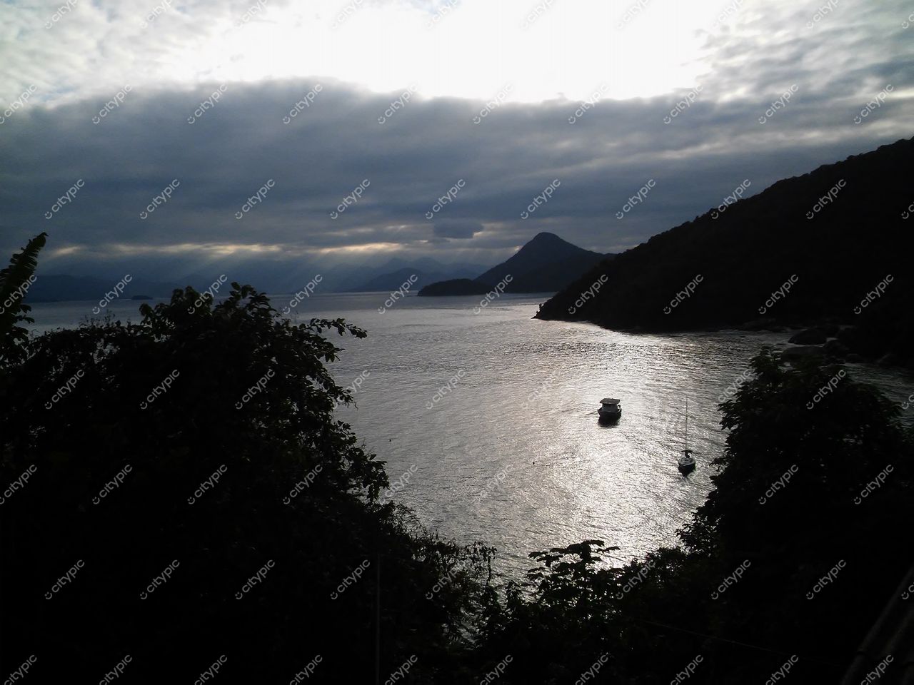 Angra dos Reis, Rio de Janeiro: Serenidade e Harmonia na Baía Brilhante