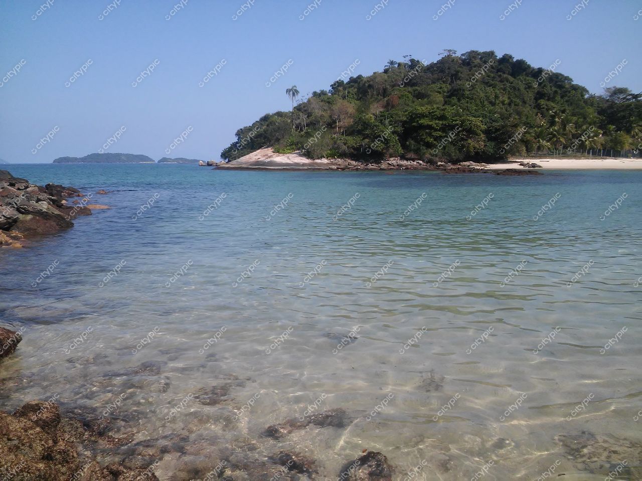 Angra dos Reis, Rio de Janeiro: Cena paradisíaca de praia com água cristalina e ilha verdejante ao fundo