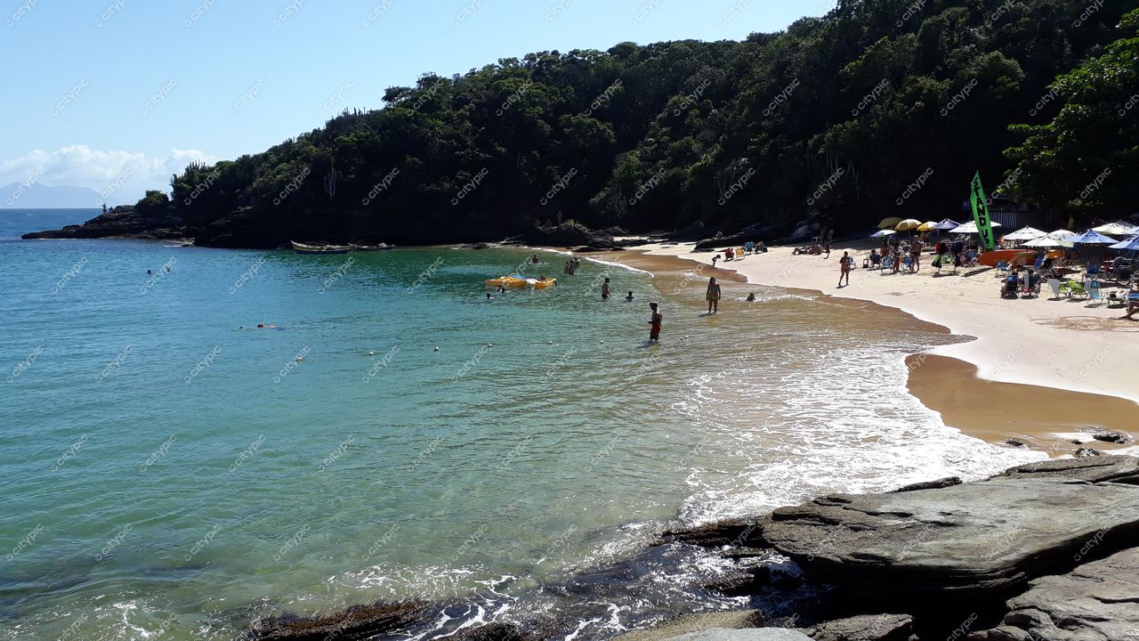 Armação dos Búzios, Rio de Janeiro: Praia paradisíaca com águas cristalinas e banhistas aproveitando o sol e o mar