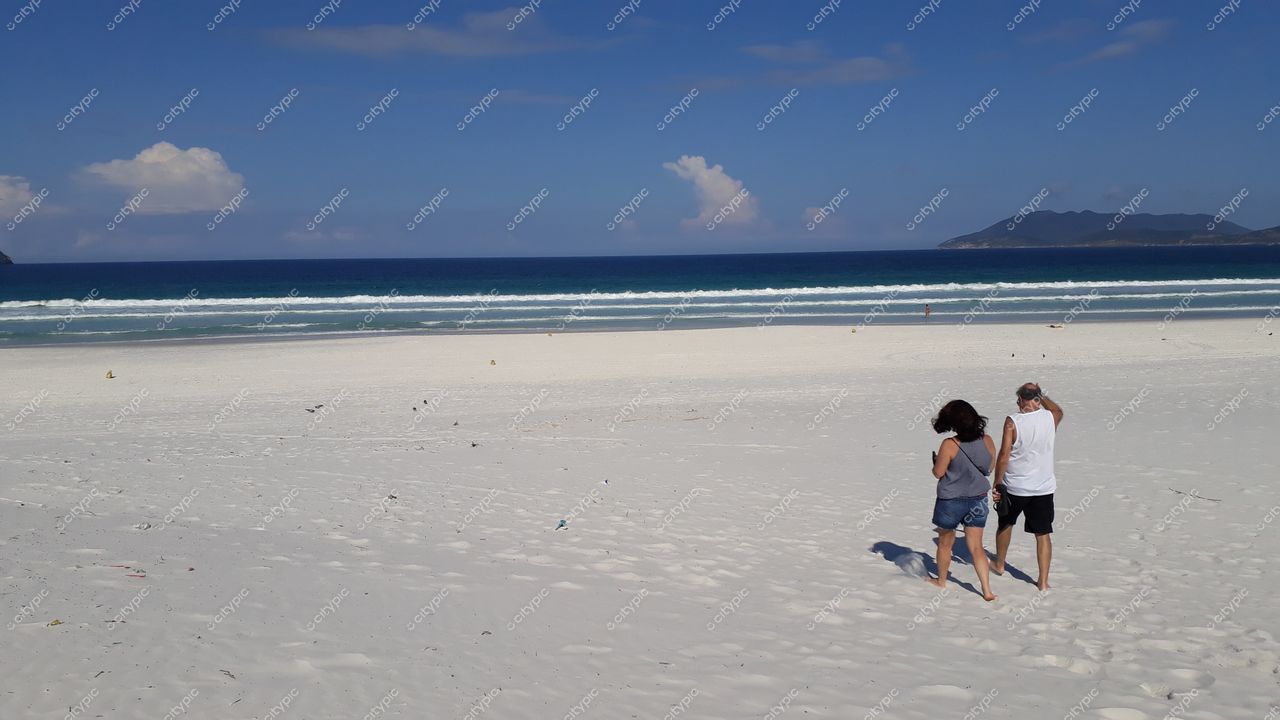 Cabo Frio, Rio de Janeiro: Casal caminhando pela praia em um cenário paradisíaco