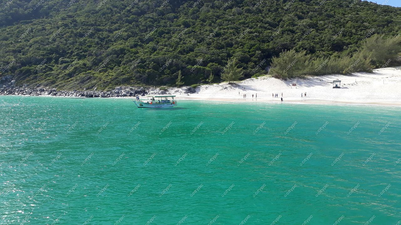 Arraial do Cabo, Rio de Janeiro: Mar de tons vibrantes e paisagem idílica para relaxamento e conexão com a natureza