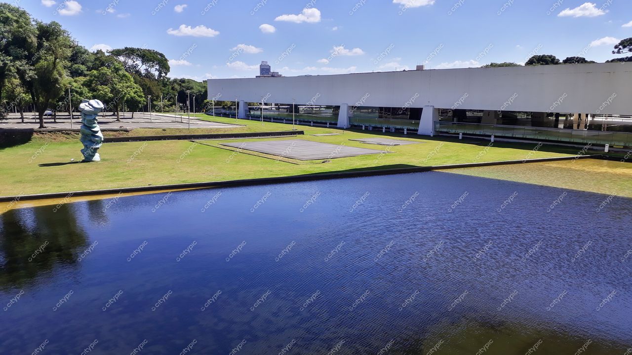 Curitiba, Paraná: Harmonia entre arte e natureza em um cenário tranquilo
