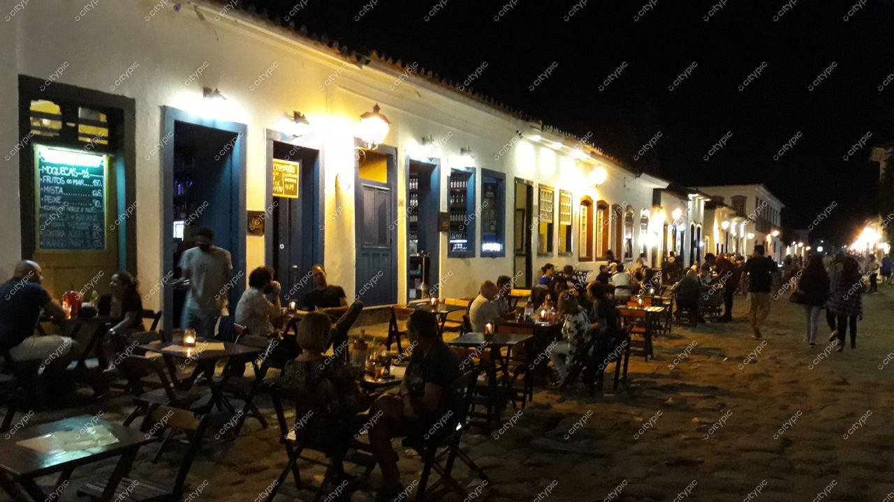Paraty, Rio de Janeiro: Noite encantadora entre restaurantes e bares