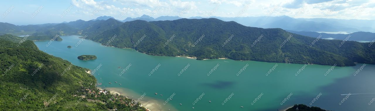 Paraty, Rio de Janeiro: Vista panorâmica da exuberante combinação de montanhas verdes e águas tranquilas