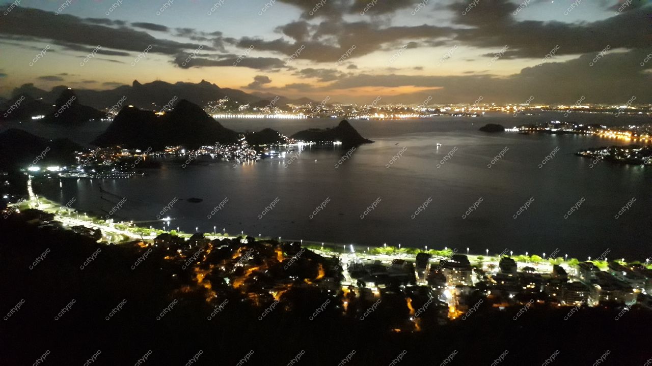 Niterói, Rio de Janeiro: Vista Noturna Deslumbrante da Baía de Guanabara