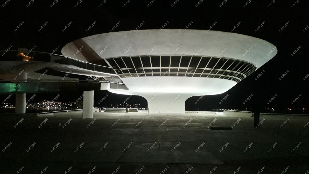 Niterói, Rio de Janeiro: Fundação Oscar Niemeyer à noite – Uma obra-prima da arquitetura brasileira