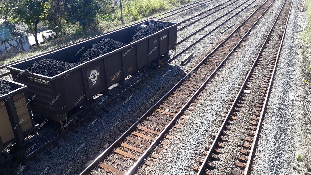 Volta Redonda, Rio de Janeiro: Trilhos ferroviários e vagão carregado de carvão da CSN