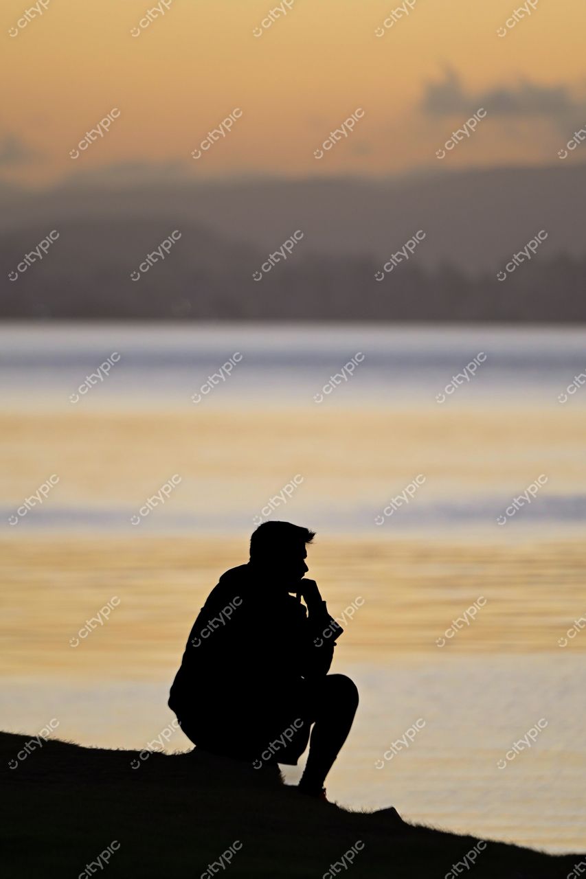 Homem contemplativo à beira da água em Centro, Florianópolis, Santa Catarina
