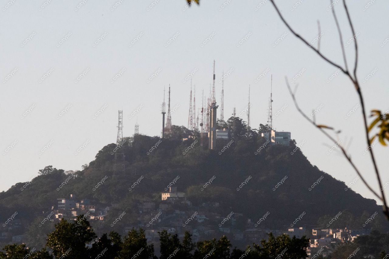 Torres de Transmissão no Topo da Colina em Centro, Florianópolis, Santa Catarina: O Contraste entre Natureza e Tecnologia