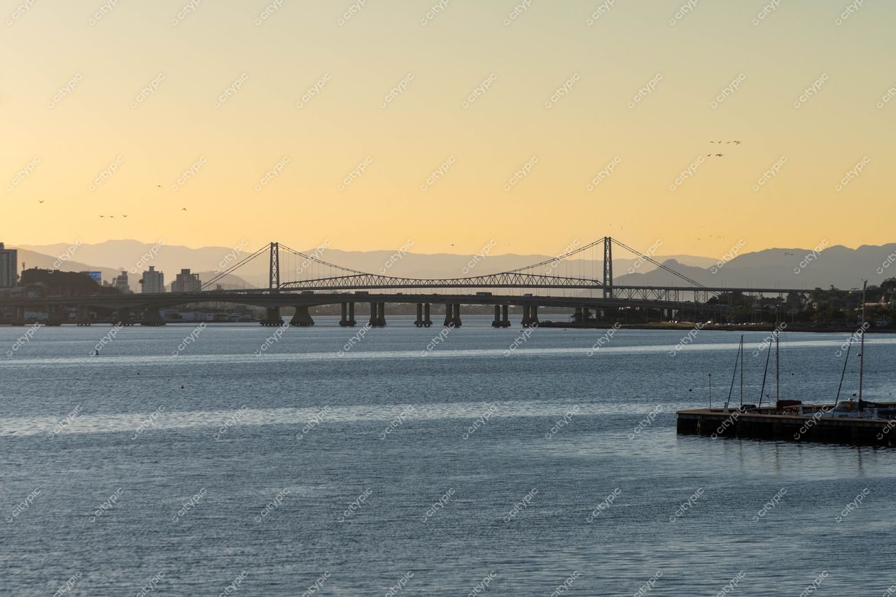 Pôr do sol na Ponte Hercílio Luz, Centro de Florianópolis, Santa Catarina: harmonia entre arquitetura e paisagem