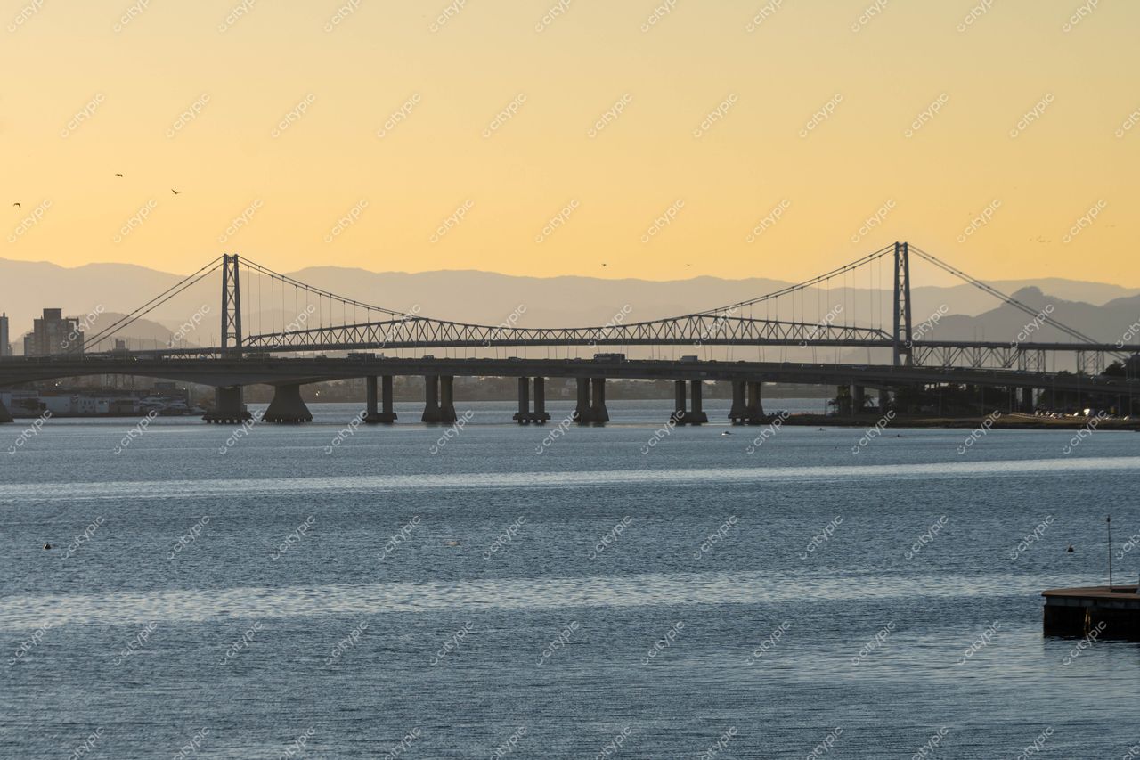 Ponte Majestosa sobre a Baía de Florianópolis, Santa Catarina: O Pôr do Sol Iluminando a Cidade