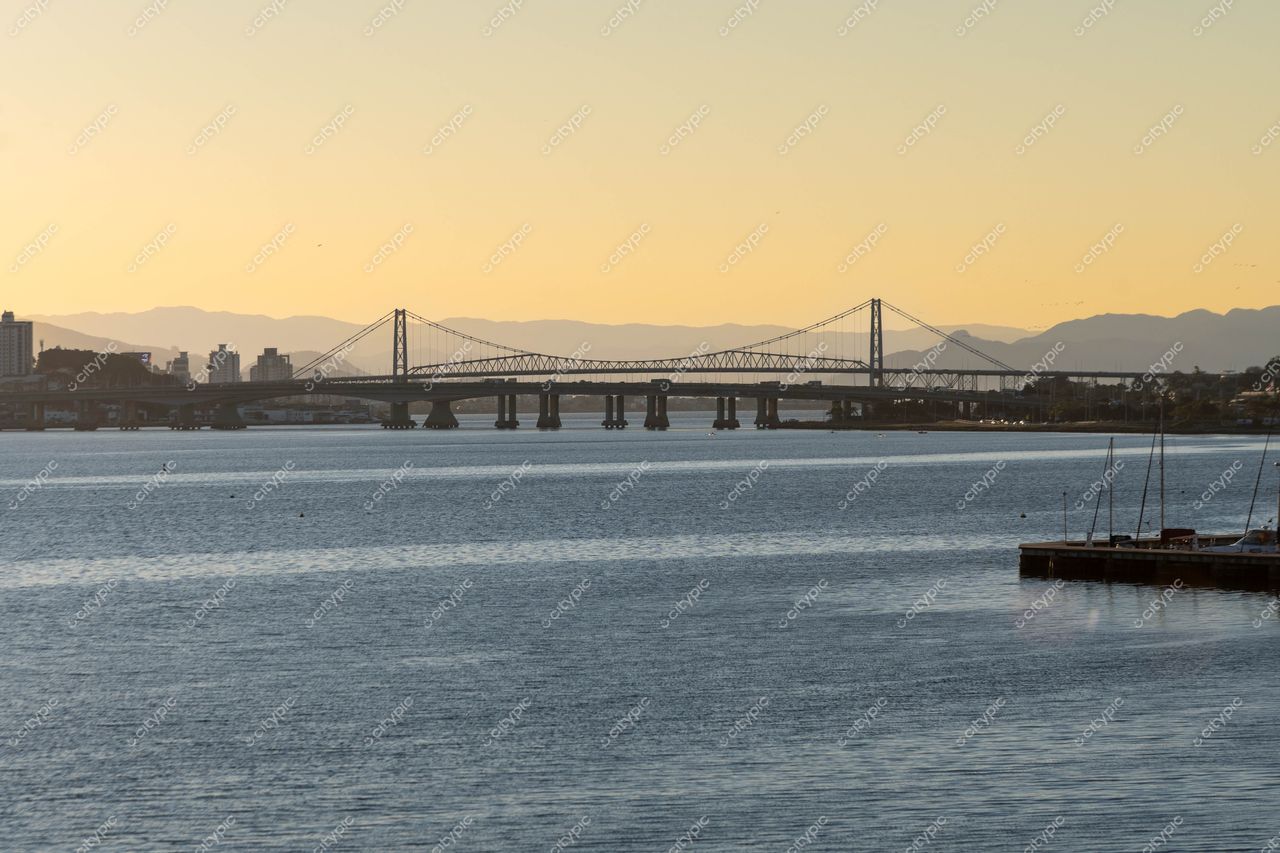 Pôr do sol na Ponte Hercílio Luz em Florianópolis, Santa Catarina: uma vista panorâmica encantadora da cidade à beira-mar