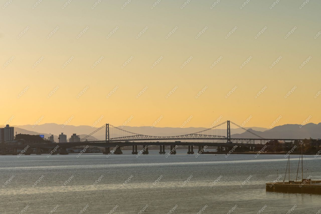 Pôr do sol na Baía de Florianópolis: A serenidade da ponte imponente