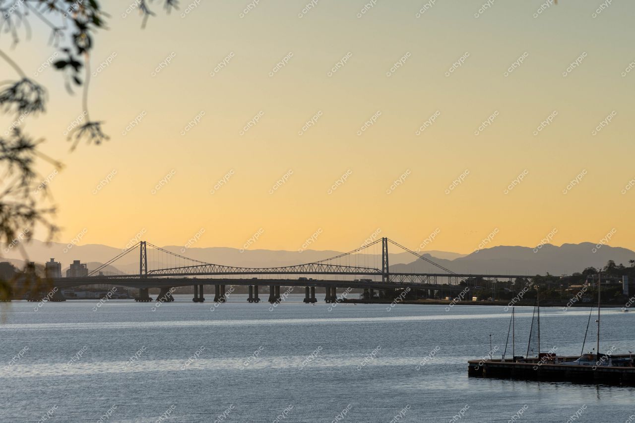 Pôr do sol sobre a Ponte Hercílio Luz em Florianópolis, Santa Catarina: conexão entre cidade e natureza