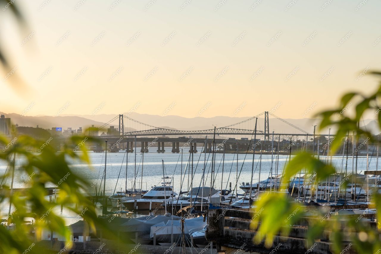 Centro de Florianópolis: Pôr do sol na marina com vista para a ponte elegante