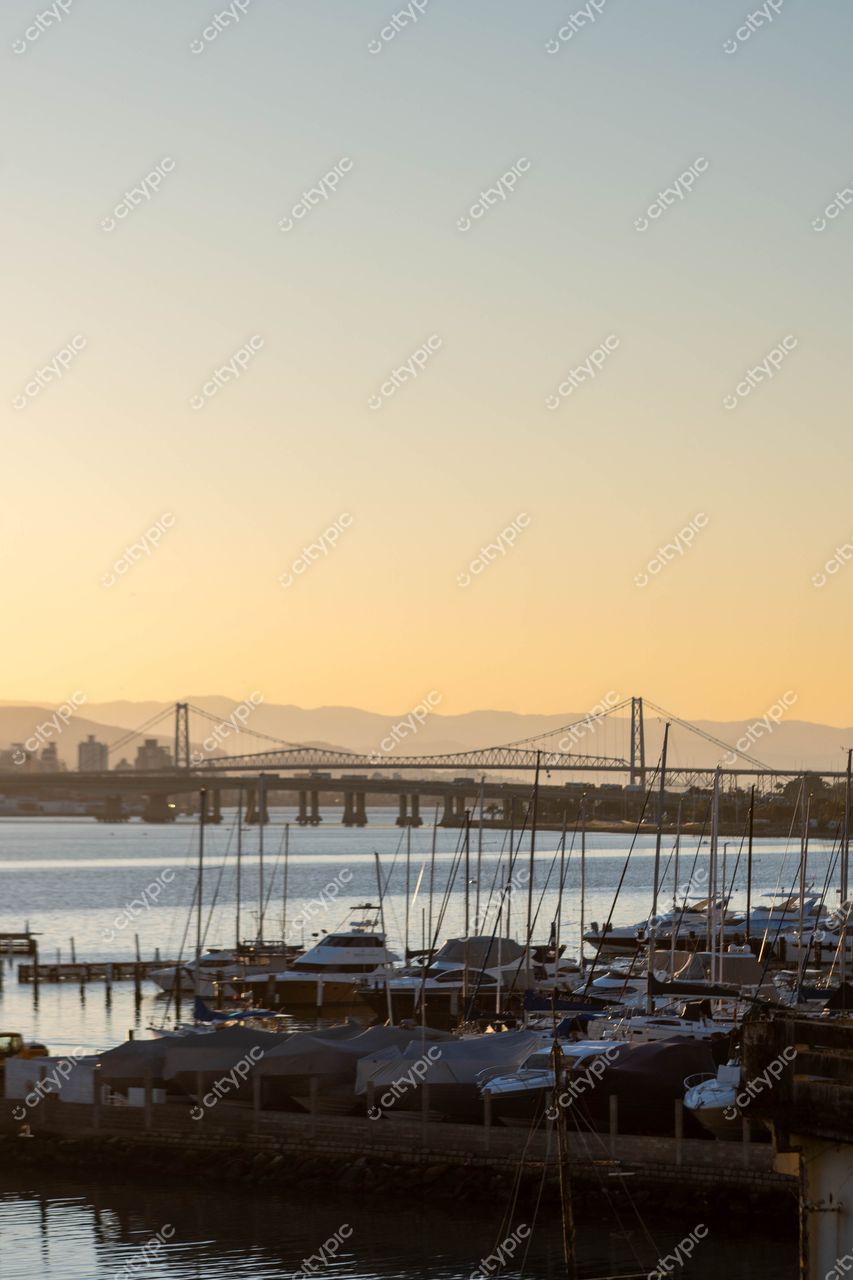 Porto de Centro ao Entardecer: Beleza Serena em Florianópolis, Santa Catarina