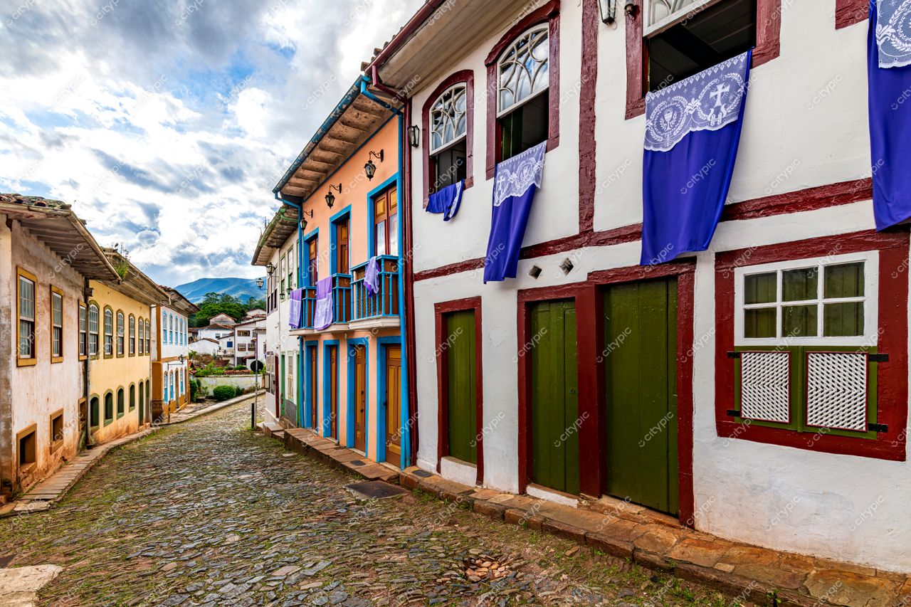 Ouro Preto, Minas Gerais: Rua de paralelepípedos com casas coloniais e bandeirinhas azuis