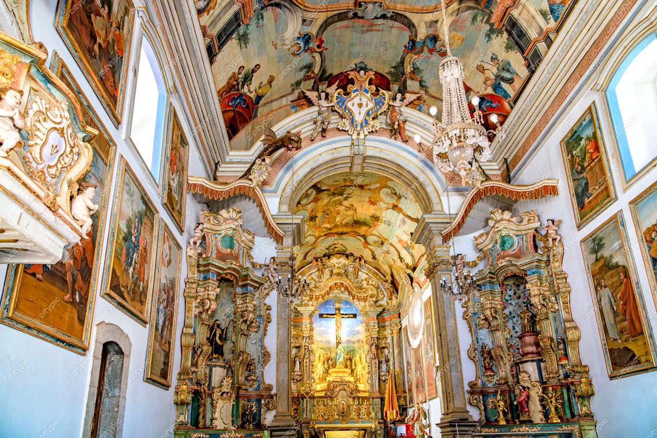 Congonhas, Minas Gerais: Interior Barroco da Igreja com Detalhes Impressionantes e Atmosfera Serena