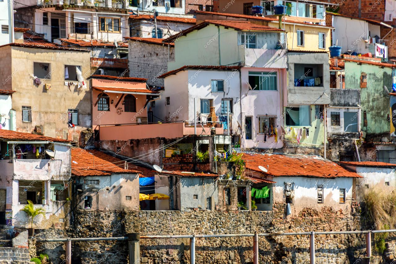 Encosta Colorida: Vida Cotidiana em Salvador, Bahia, Brasil