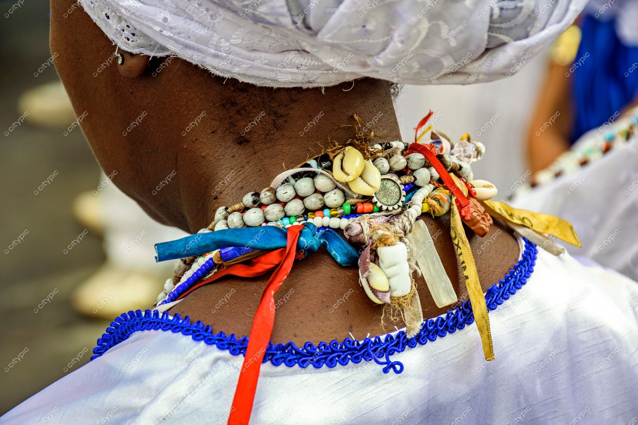 Colares e Ornamentos Coloridos: Tradições Culturais em Belo Horizonte, Minas Gerais