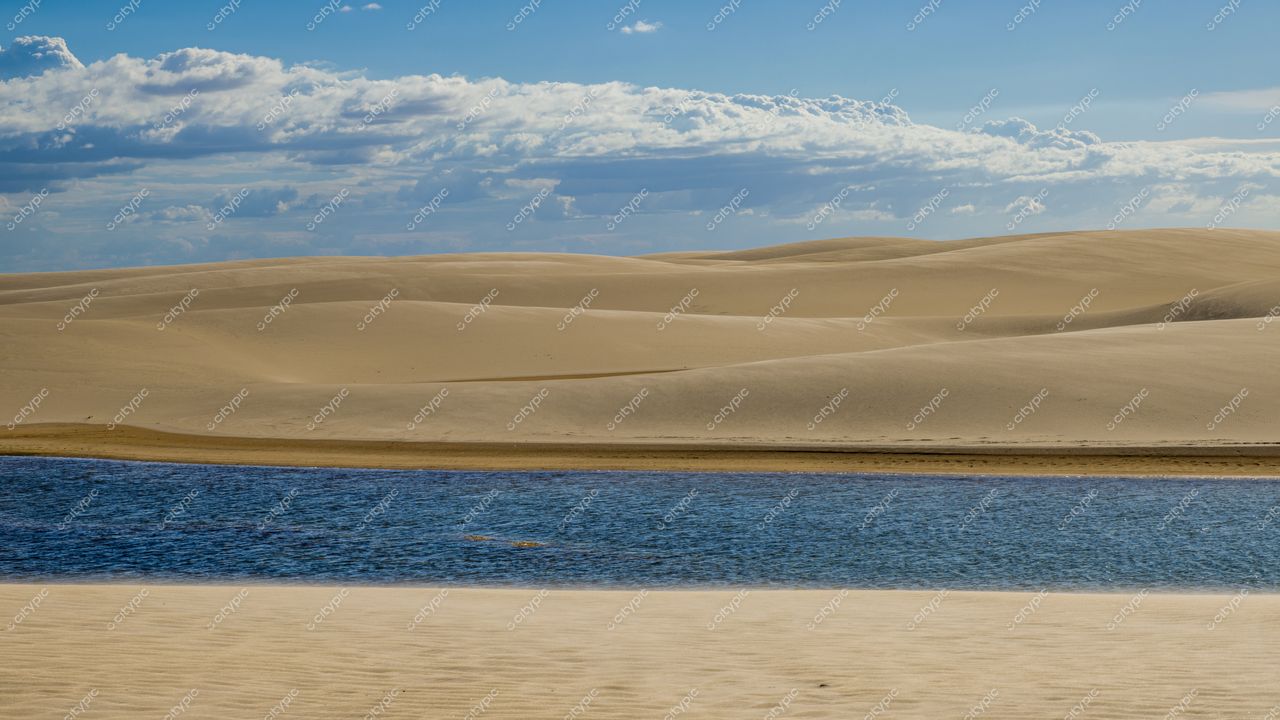 Oásis de Serenidade: A beleza singular do deserto e da lagoa