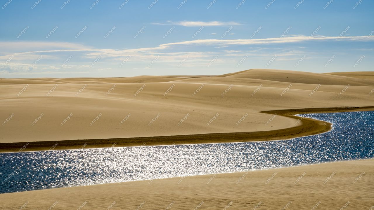 Oásis de Serenidade: A beleza das dunas e do rio sob o céu azul