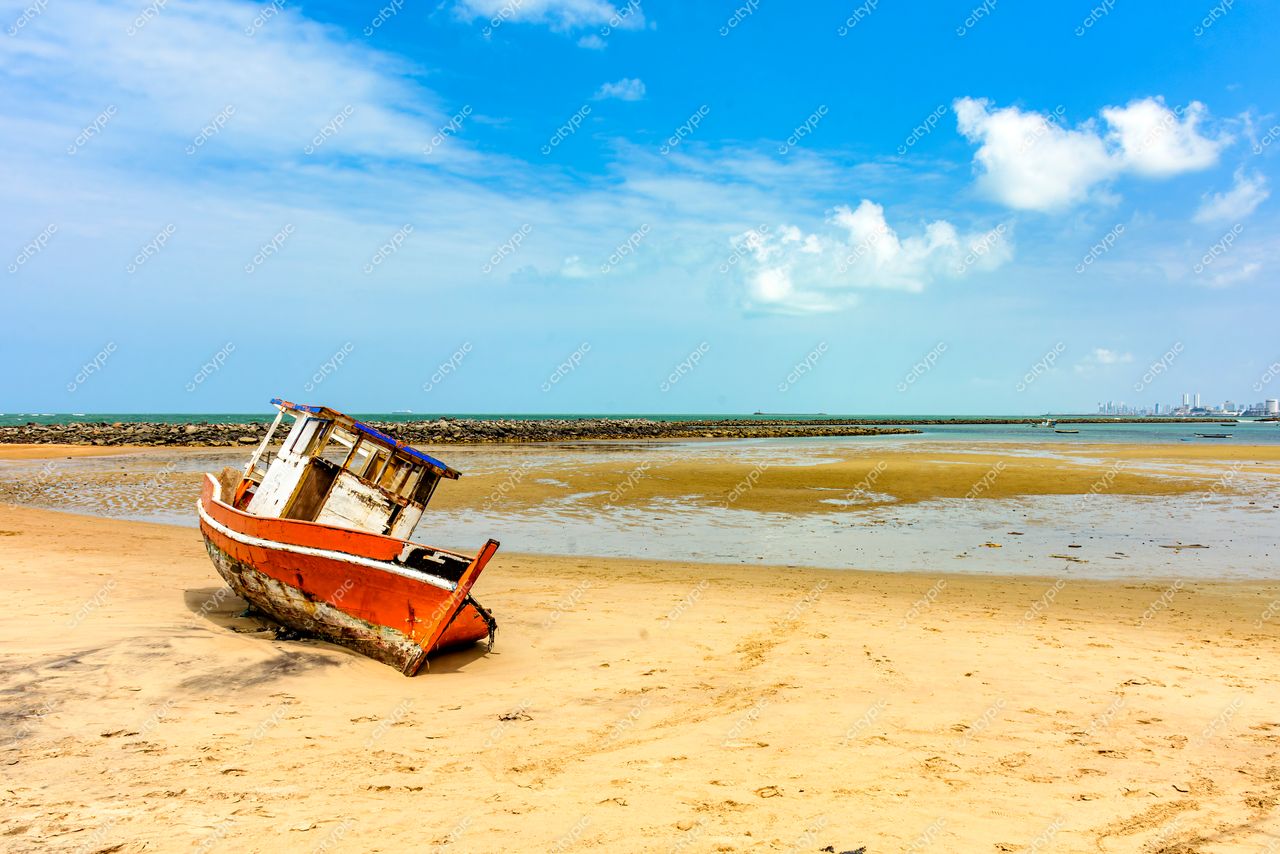 Barco antigo encalhado em praia de Olinda, Pernambuco: nostalgia e tranquilidade costeira