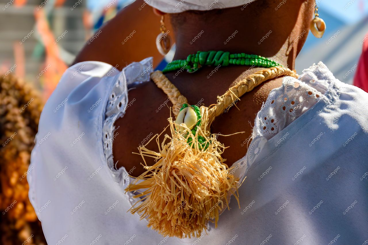 Belo Horizonte, Minas Gerais: Mulher com traje tradicional em festividade cultural vibrante