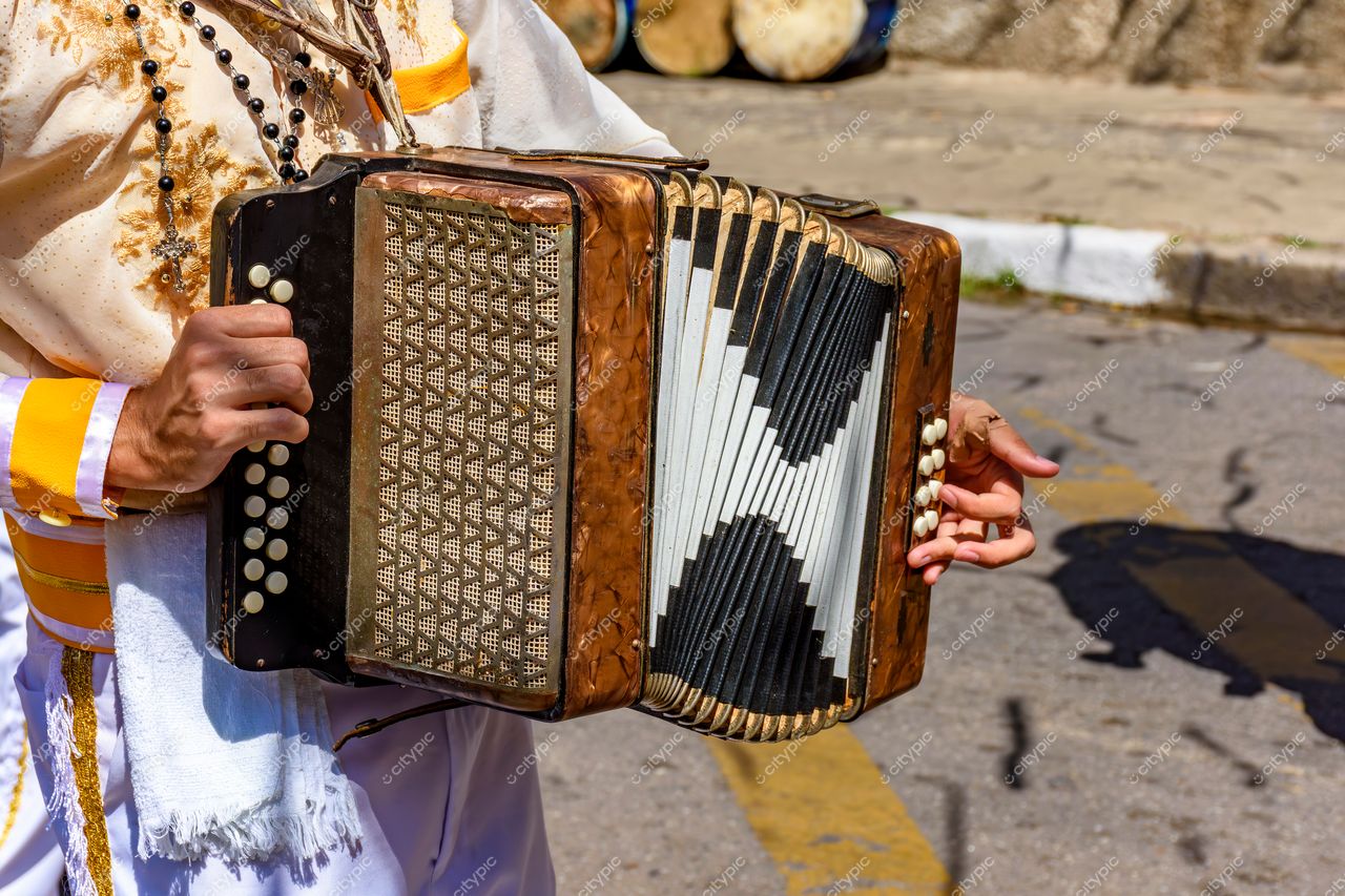 Sanfoneiro tradicional em Belo Horizonte: cultura e festividade na cidade mineira