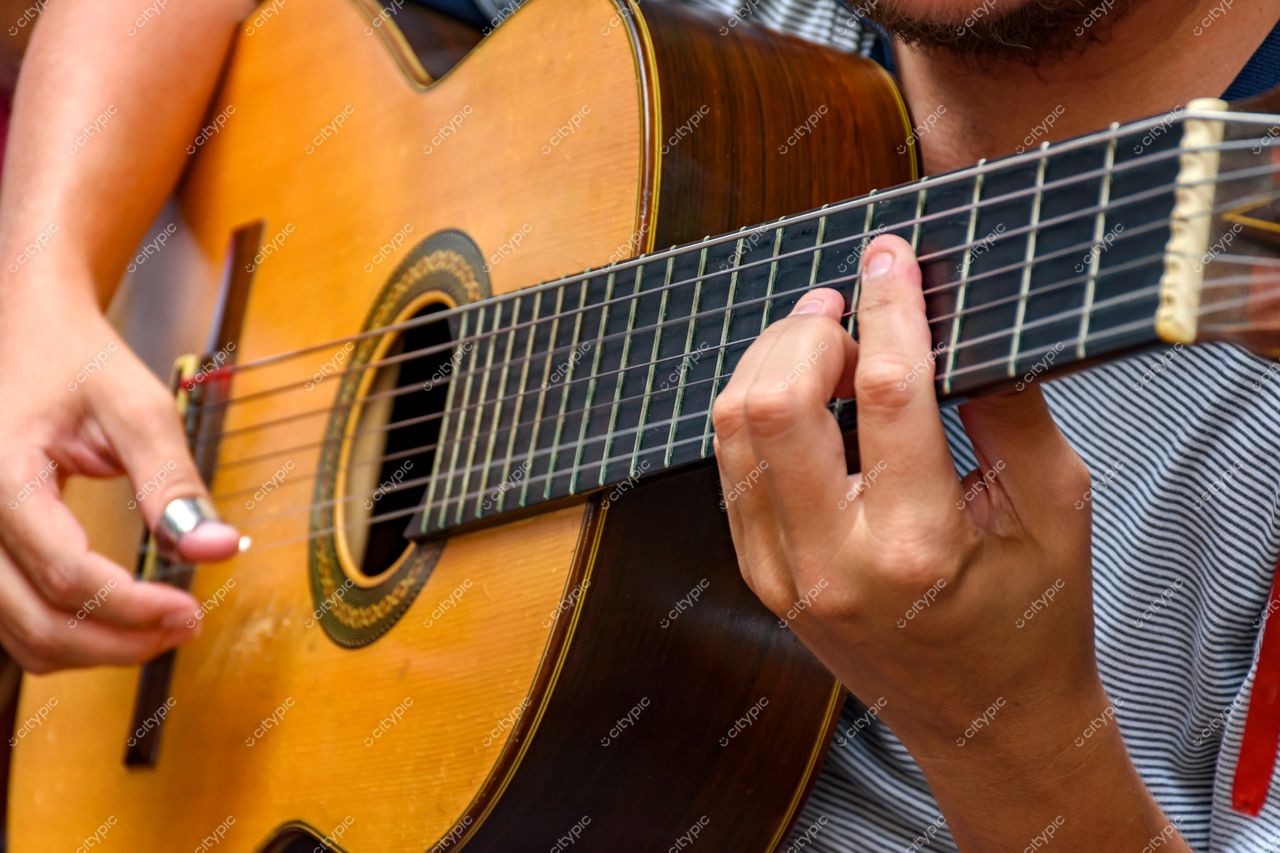 Rio de Janeiro, Brasil: Músico tocando violão no Centro da cidade