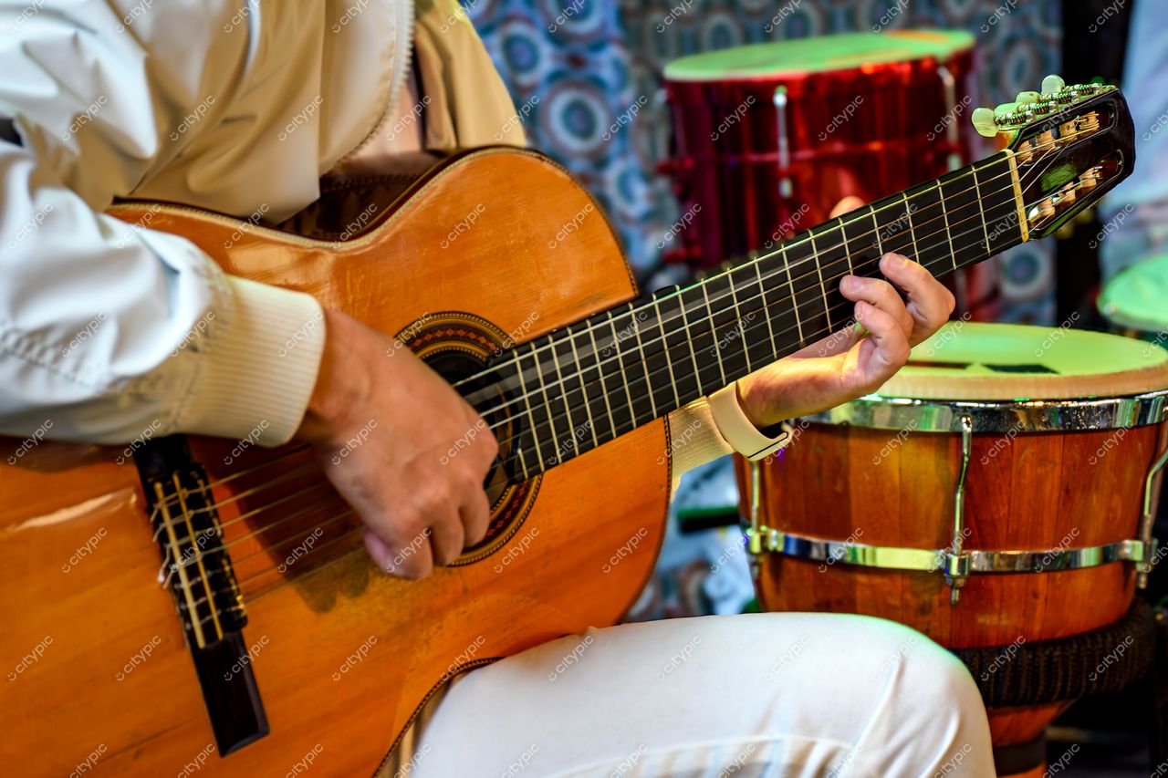 Músico tocando violão acústico em Locais Diversos, Belo Horizonte: a vibração da música brasileira