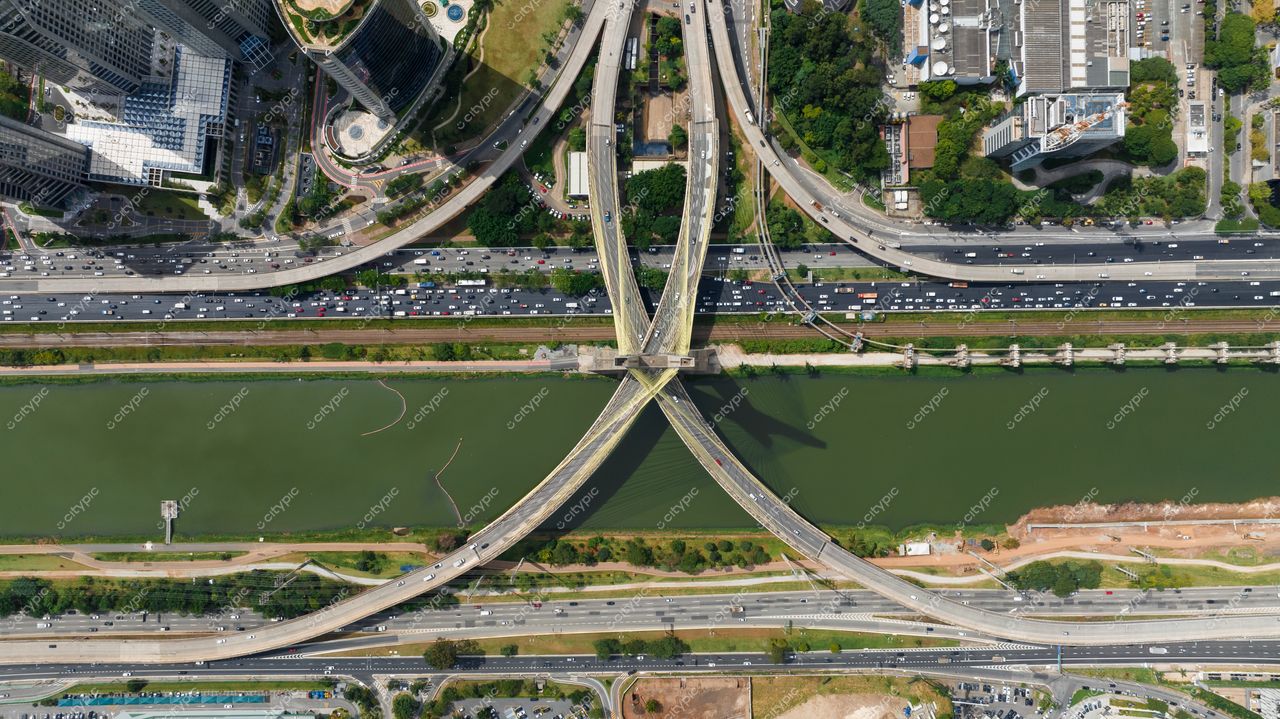 São Paulo, Brasil: Vista aérea da complexa infraestrutura viária e do intenso tráfego urbano da metrópole