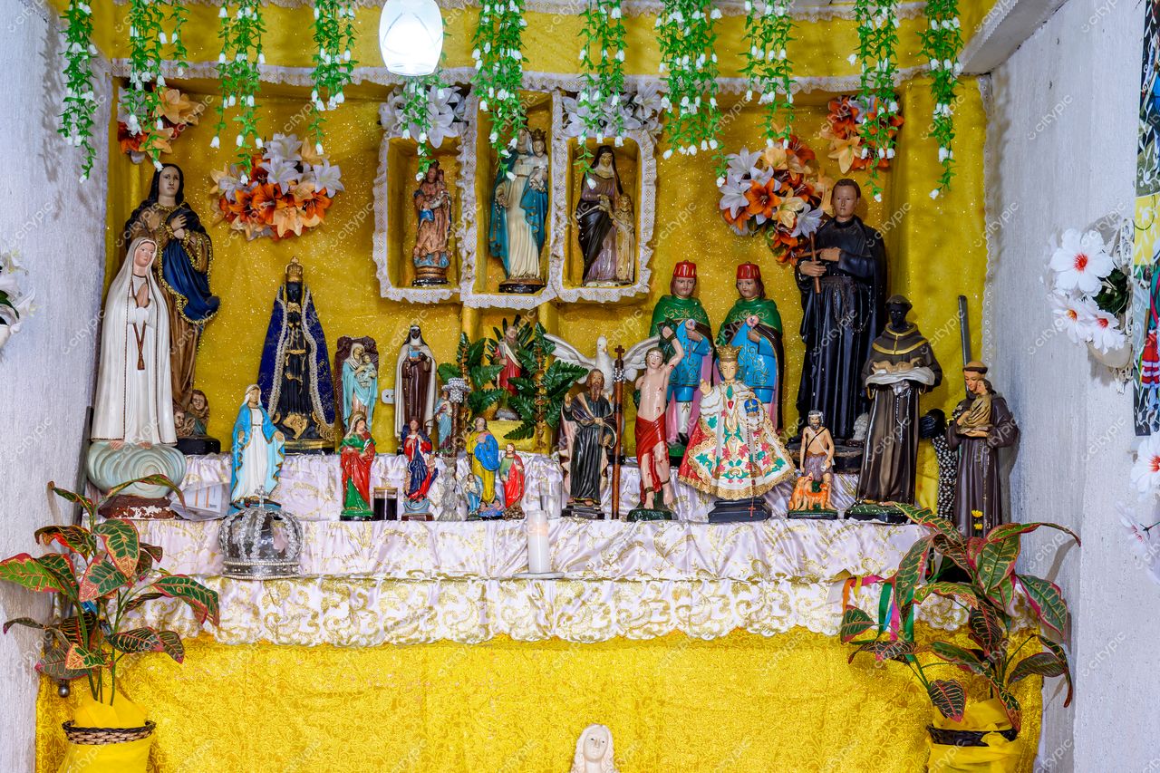 Altar Religioso Iluminado em Belo Horizonte, Minas Gerais: Devoção e Tradição