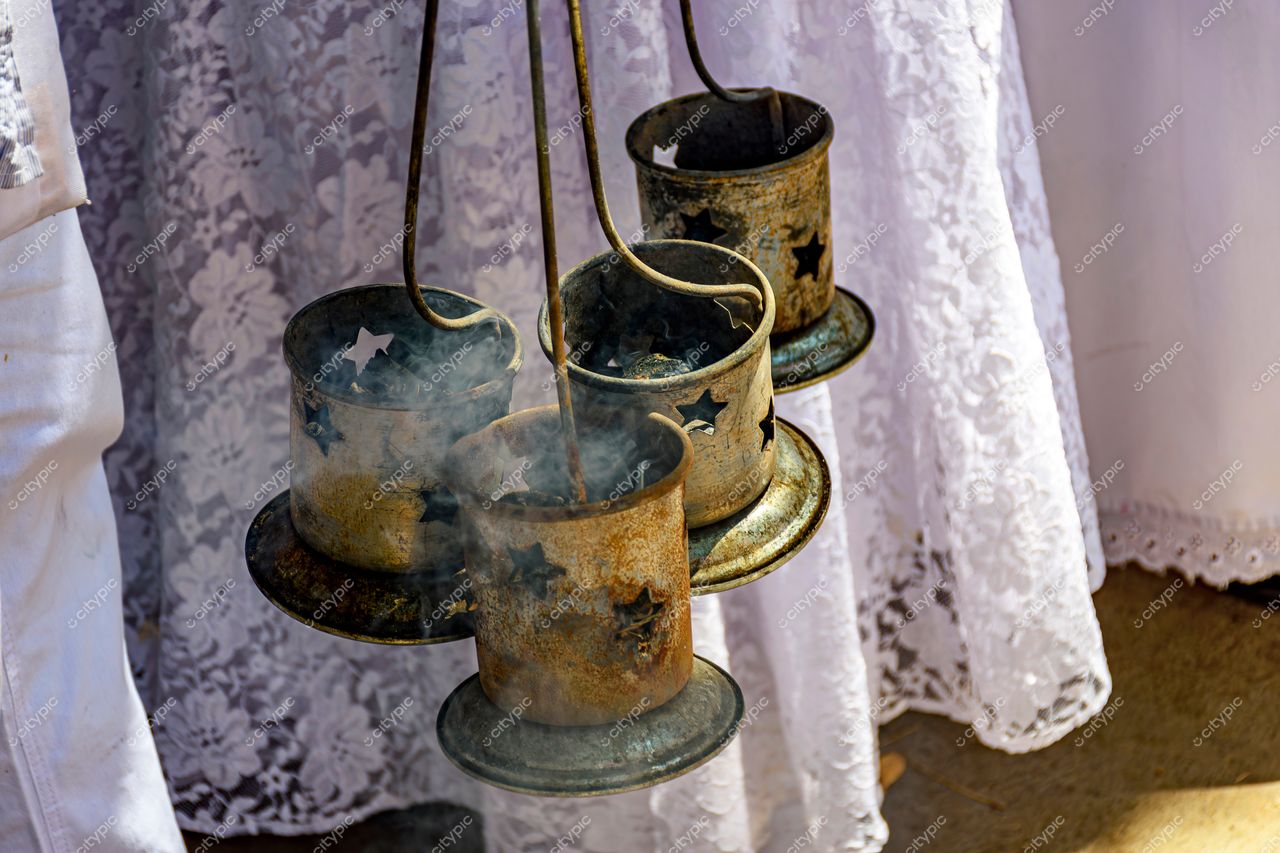 Ritual Místico: Suporte Metálico com Recipientes de Incenso em Belo Horizonte, Minas Gerais, Brasil