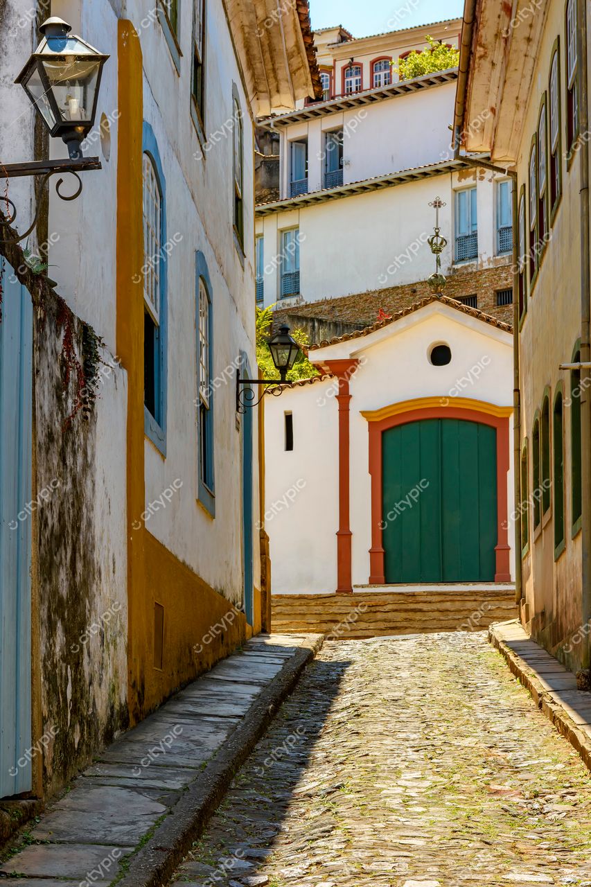 Ouro Preto, Minas Gerais: Rua encantadora com cores vibrantes e arquitetura colonial