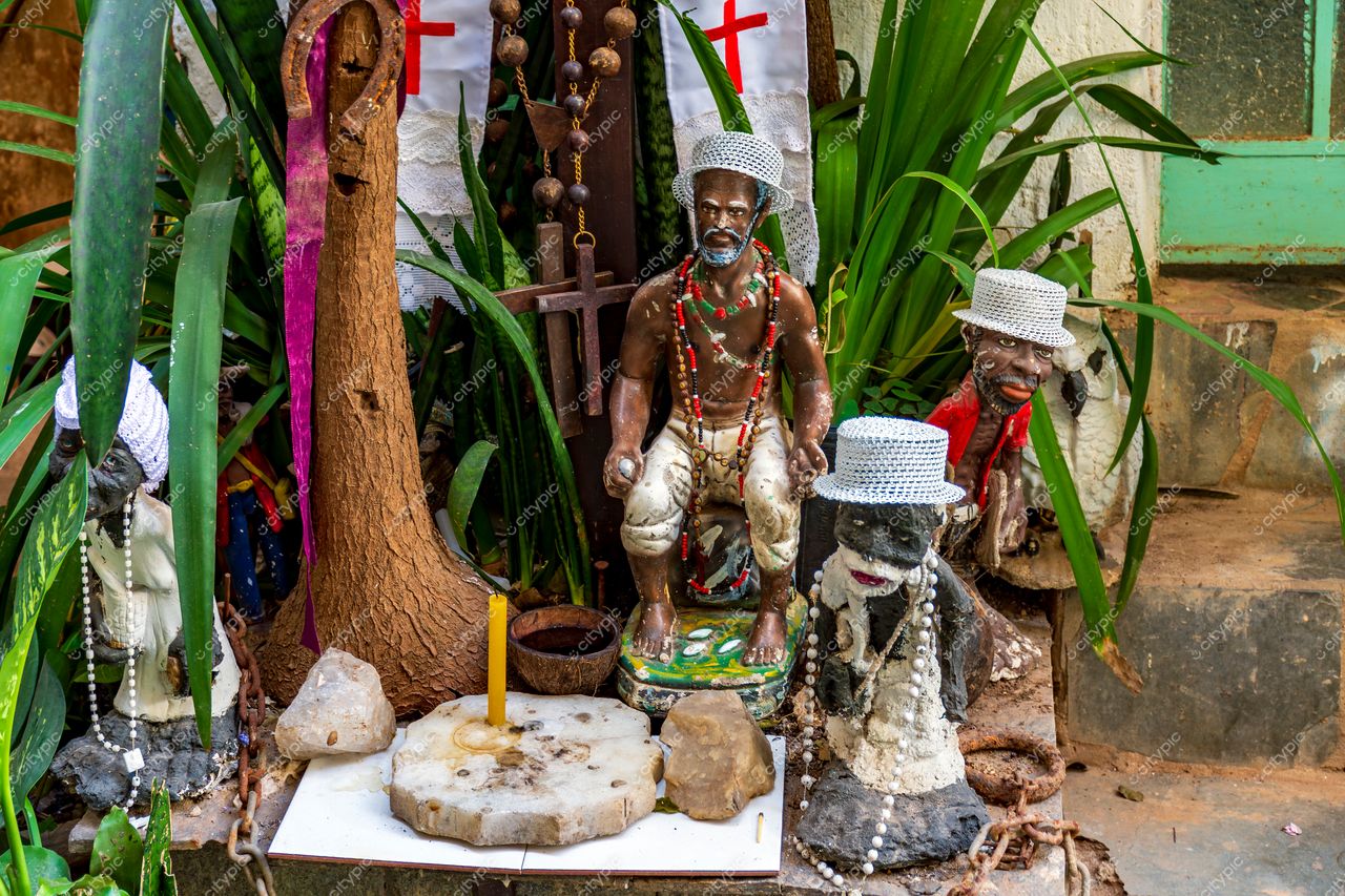 Altar de Devoção Cultural em Belo Horizonte, Minas Gerais: Estatuetas Religiosas e Folhagens Verdes
