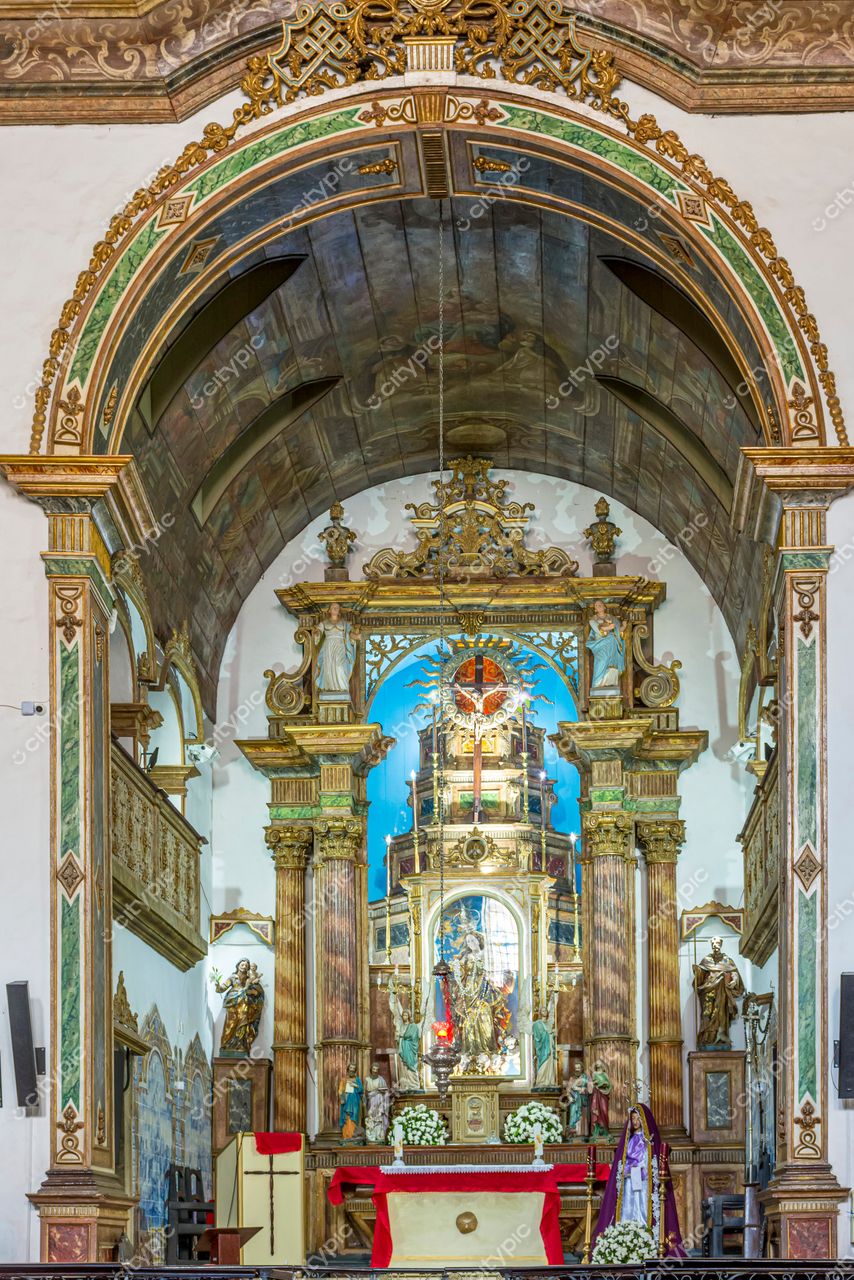Igreja histórica no Pelourinho: Altar ricamente ornamentado em Salvador, Bahia, Brasil